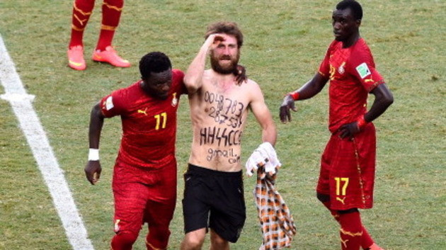 Νεοναζί εισέβαλε στο παιχνίδι Γκάνα-Γερμανία