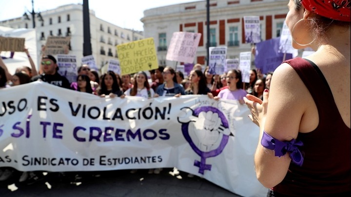 Ισπανία: Διαδηλώσεις κατά της «αγέλης των λύκων» που απαλλάχθηκε για τον βιασμό κοπέλας