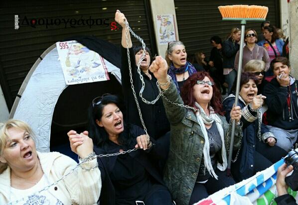Κλιμακώνουν τον αγώνα οι καθαρίστριες – Καθιστική διμαρτυρία έξω από το Υπουργείο