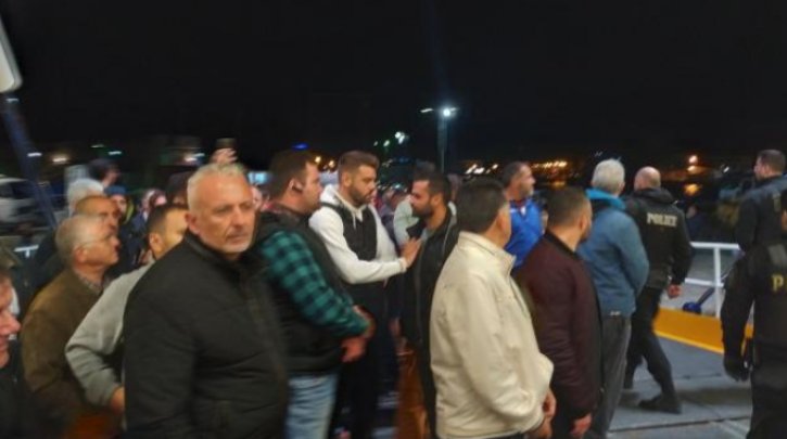 Κάτοικοι μαζί με τον δήμαρχο εμπόδισαν την αποβίβαση προσφύγων στην Κω