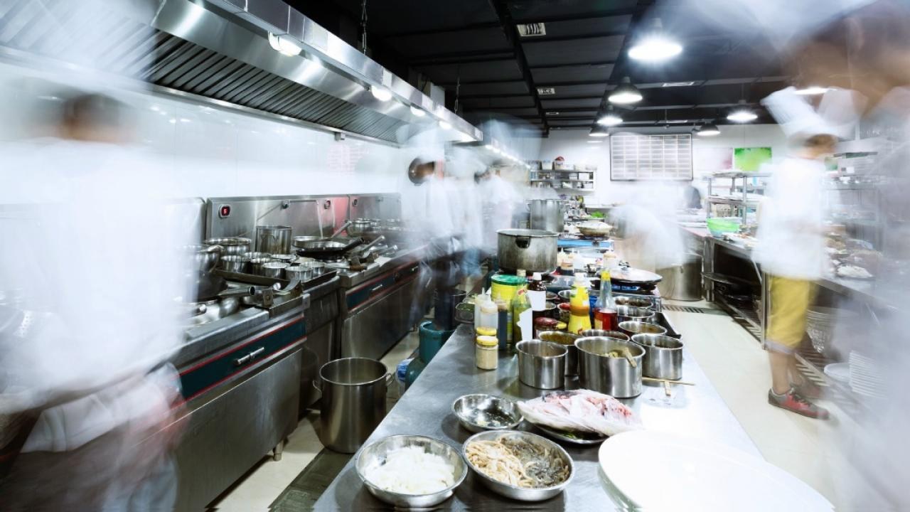Τί πραγματικά συμβαίνει στις κουζίνες των εστιατορίων;