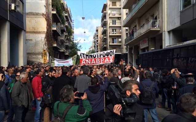 ΜΑΤ και χημικά στη συγκέντρωση διαμαρτυρίας των κτηνοτρόφων στην Αθήνα