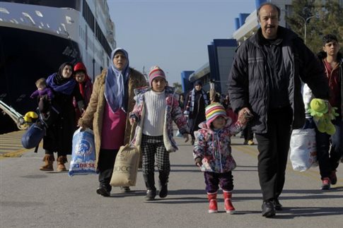 Σε Πειραιά και Καβάλα περισσότεροι από 2.400 πρόσφυγες το βράδυ του Σαββάτου