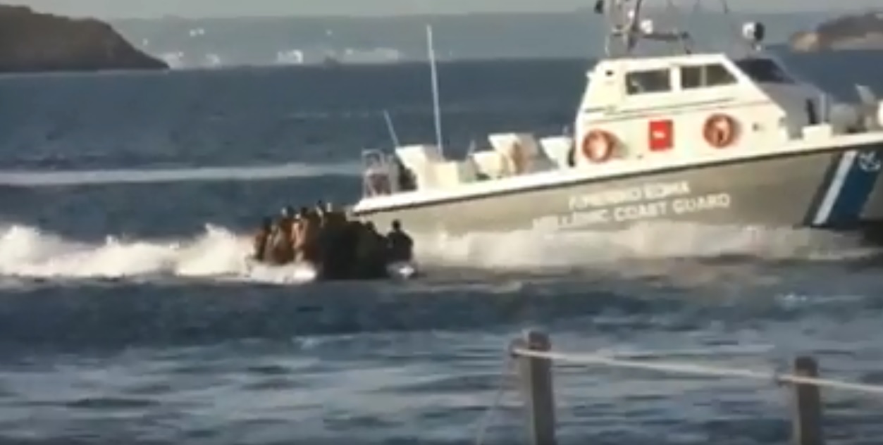 Βίντεο δείχνει απώθηση βάρκας με πρόσφυγες από το λιμενικό