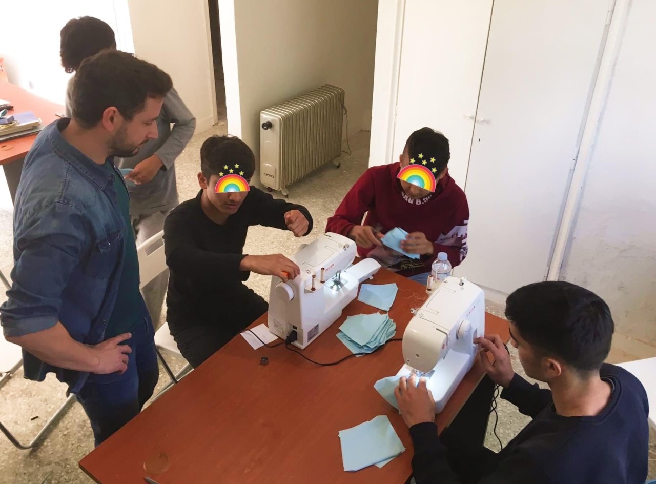Προσφυγόπουλα φτιάχνουν μάσκες και τις δίνουν σε όποιον έχει ανάγκη