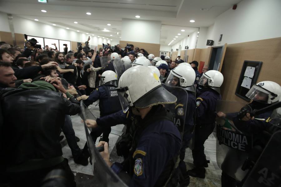 Ένταση, χημικά και τραυματισμοί στο Ειρηνοδικείο Αθηνών για τους πλειστηριασμούς