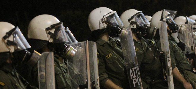Αγρίνιο: Συγκρούσεις διαδηλωτών με τις δυνάμεις των ΜΑΤ