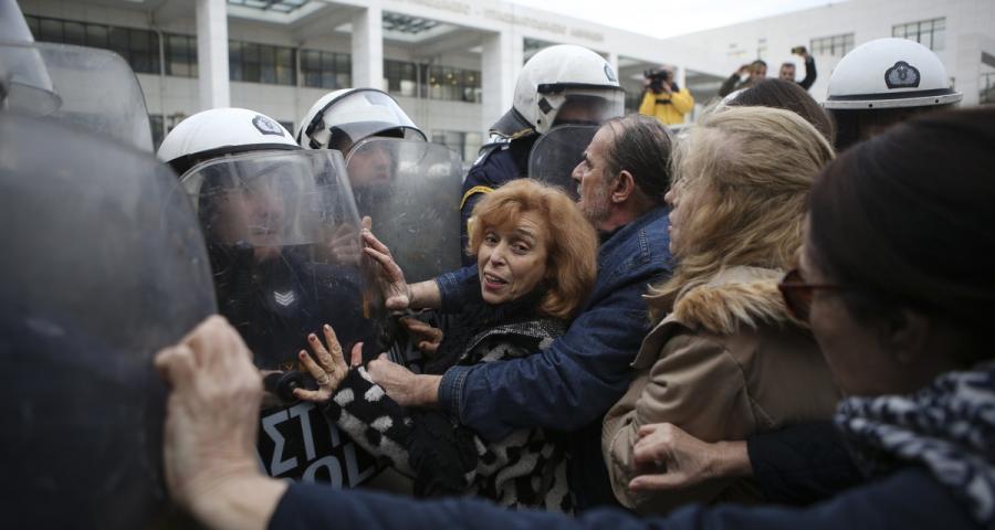 Αστυνομική βία και χημικά στο Ειρηνοδικείο Αθηνών – (Ν)τροπολογία που προβλέπει ποινή φυλάκισης φέρνει η κυβέρνηση