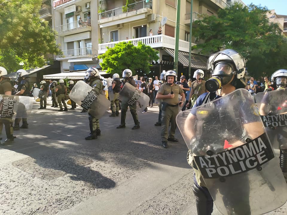 Επίθεση της αστυνομίας σε διαδηλωτές που αποχωρούσαν από την αντιφασιστική συγκέντρωση στην πλατεία Βικτωρίας