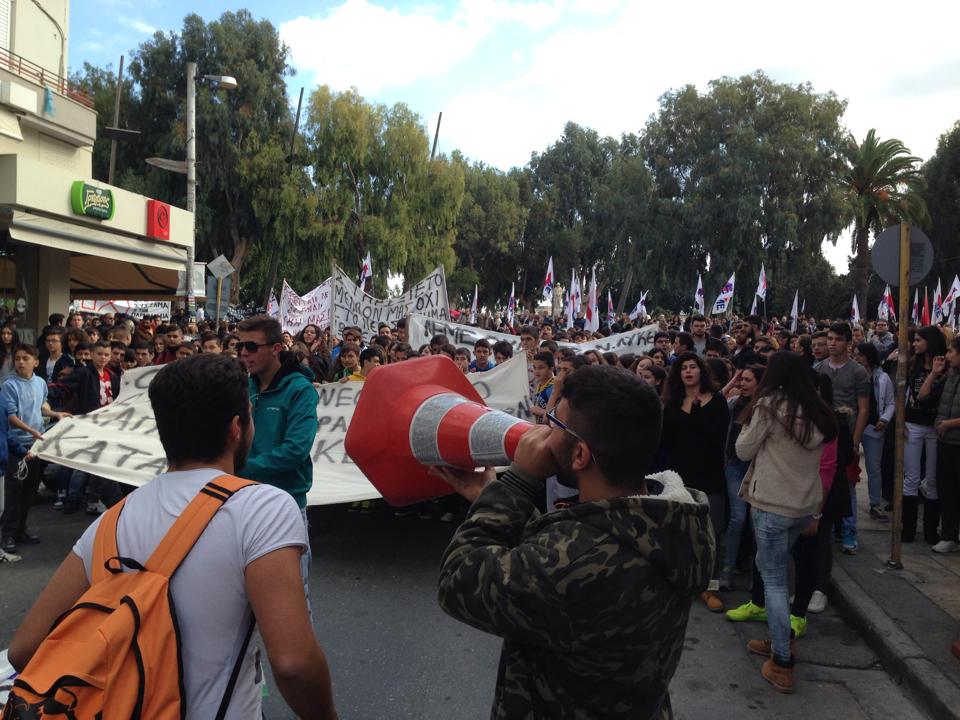 Με “μπροστάρηδες” τους μαθητές το απεργιακό συλλαλητήριο στο Ηράκλειο (φωτο)