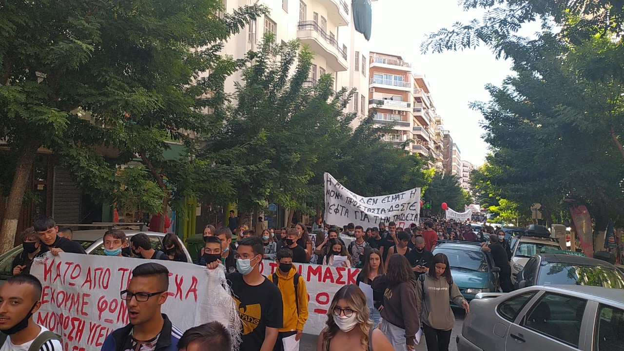 Μαζική μαθητική πορεία στη Θεσσαλονίκη – Καθιστική διαμαρτυρία έξω από τα ΥΜΑΘ
