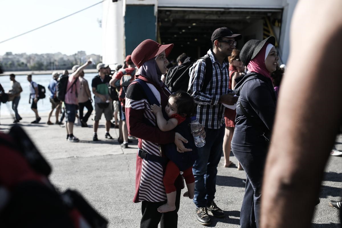 Προς τα βόρεια κατευθύνονται οι 2.440 πρόσφυγες που έφτασαν με το «Ελ. Βενιζέλος» στον Πειραιά