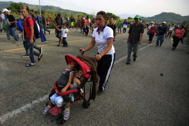 Προχωρά το «καραβάνι» προσφύγων στην Λ. Αμερική, παρά τα προβλήματα και τις… προσφορές