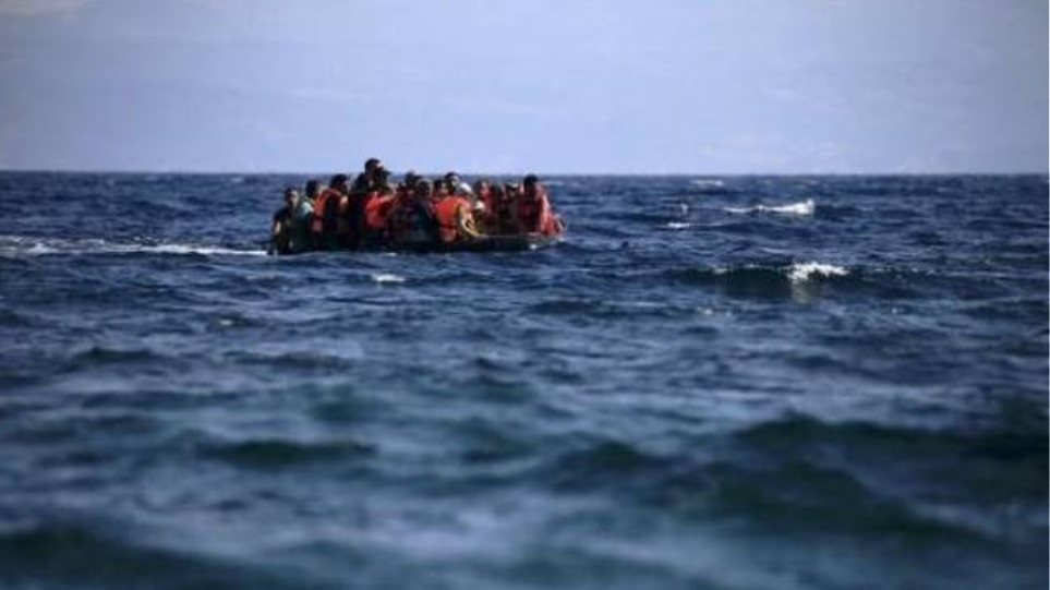Ολονύχτιο θρίλερ για 54 μετανάστες στη θάλασσα