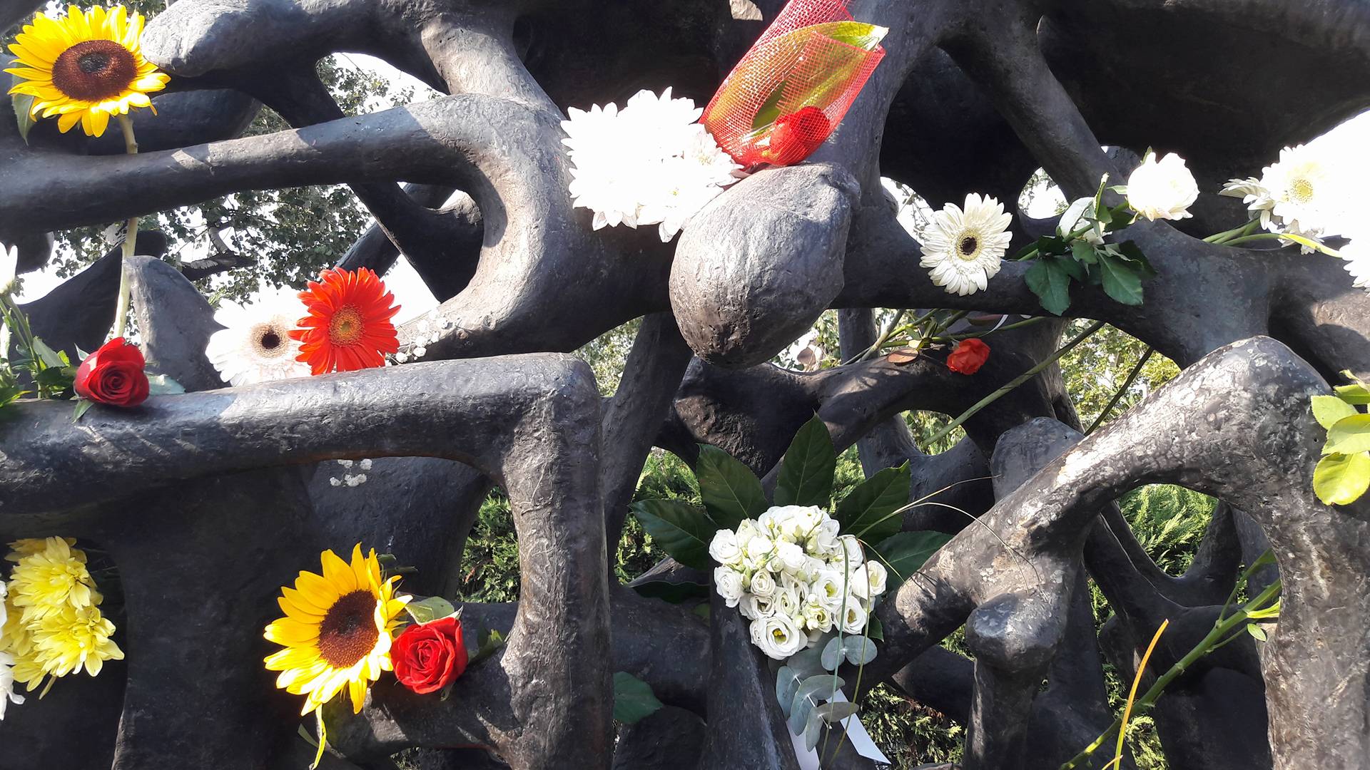 Με λουλούδια στα χέρια πολίτες της Θεσσαλονίκης διαμαρτυρήθηκαν για την βεβήλωση του Μνημείου του Ολοκαυτώματος