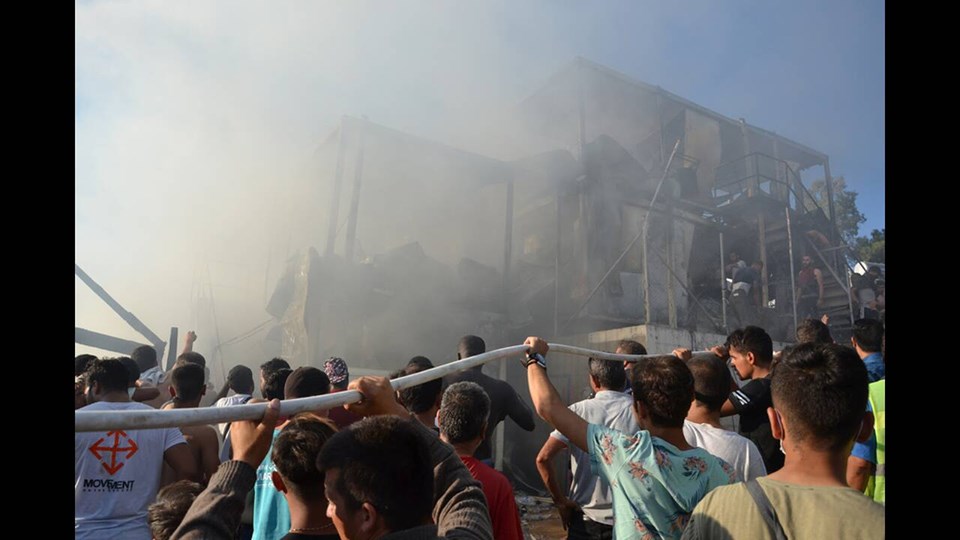 Επίθεση της αστυνομίας σε πρόσφυγες που πήγαν να σβήσουν τη φωτιά καταγγέλλουν εργαζόμενοι σε ΜΚΟ