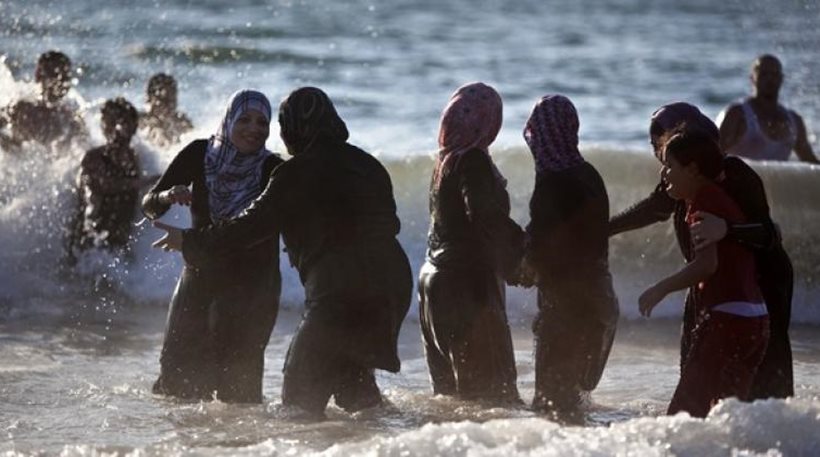 Γαλλία: Συνελήφθησαν 10 γυναίκες που σχεδίαζαν να κάνουν μπάνιο φορώντας μπουρκίνι στις Κάννες