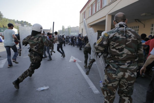 Ένταση και αστυνομική βία στο λιμάνι της Μυτιλήνης