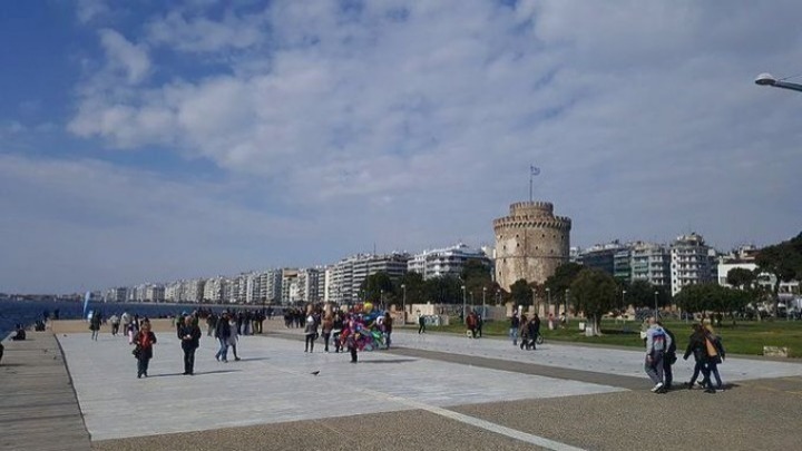 Γεμάτη κόσμο η παραλία της Θεσσαλονίκης παρά τις συστάσεις για περιορισμό