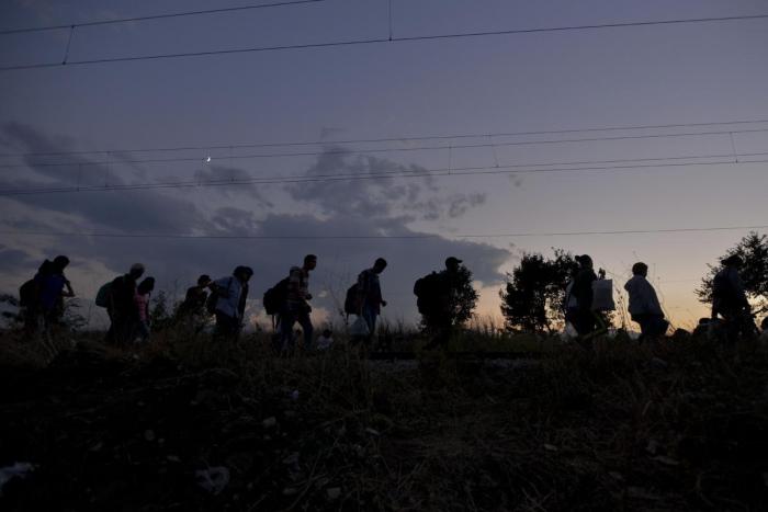 Στήνονται οι πρώτες σκηνές για τους πρόσφυγες στα σύνορα με την ΠΓΔΜ