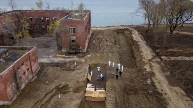Δεκάδες άνθρωποι θάβονται καθημερινά στο νησί Χαρτ της Νέας Υόρκης καθώς αυξάνονται οι θάνατοι από τον κορονοϊό