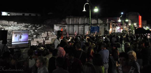 Ολονύκτια διαμαρτυρία εκπαιδευτικών στο αρχαίο θέατρο της Λάρισας