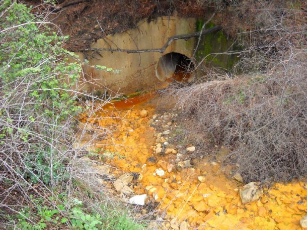 Αυτή είναι η νομιμότητα της Ελληνικός Χρυσός: Τοξικά απόβλητα χύνονται στον Μαυρόλακκα και το Στρατώνι