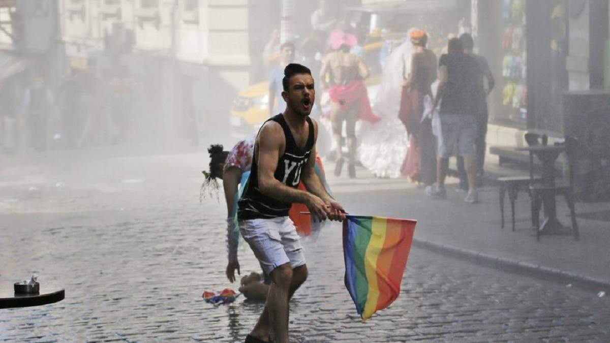 Ομοφυλόφιλοι υπό διωγμό στην ‘Αγκυρα: Απαγορεύονται ταινίες και εκθέσεις για gay