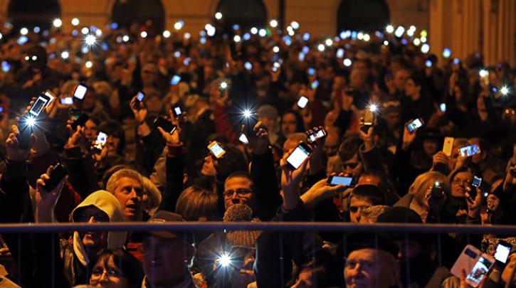 Ουγγαρία: Ογκώδεις διαδηλώσεις κατά της επιβολής φόρου στο ίντερνετ