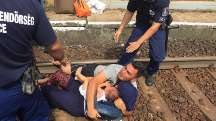 Ουγγαρία: Μετανάστες ξάπλωσαν στις γραμμές του τρένου αρνούμενοι να μεταφερθούν σε καταυλισμό