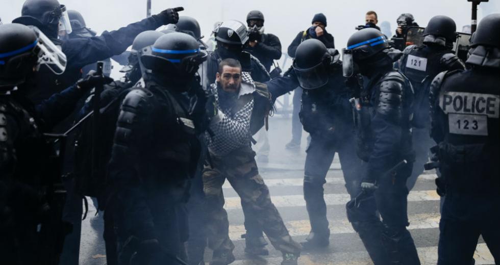 Αστυνομική βία στο Παρίσι στον έναν χρόνο των «κίτρινων γιλέκων»