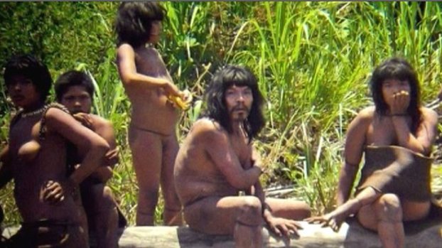 Μέλη απομονωμένης φυλής βγήκαν για πρώτη φορά από την ζούγκλα