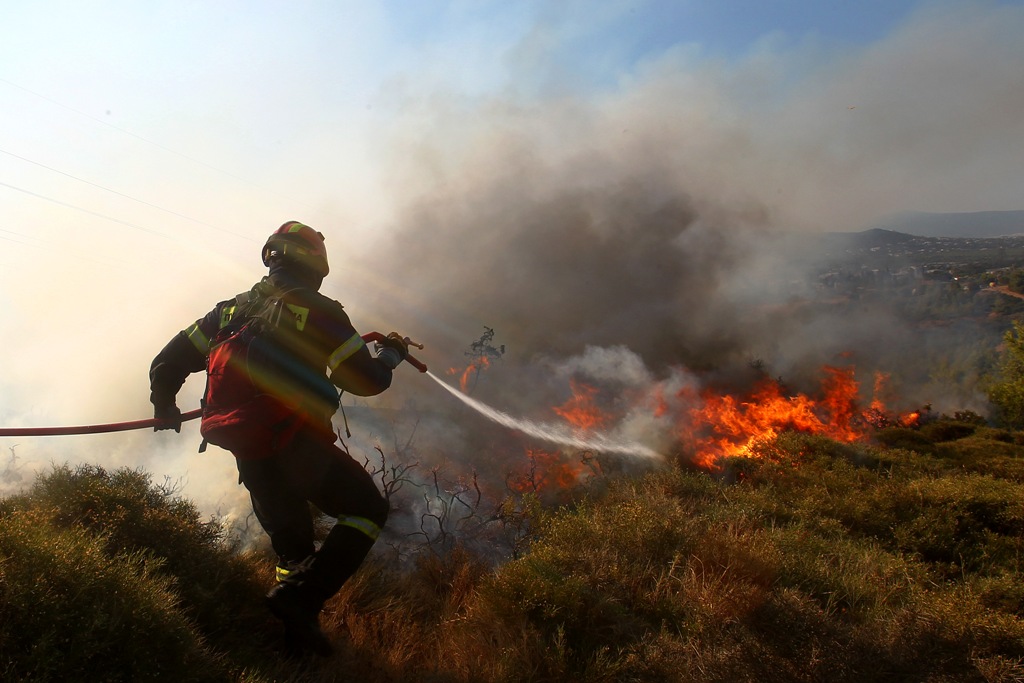 Σε ύφεση η πυρκαγιά στην Ελαφόνησο – 63 πυρκαγιές τις τελευταίες 24 ώρες σε όλη τη χώρα