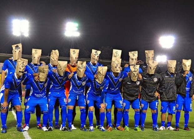 Απλήρωτοι ποδοσφαιριστές διαμαρτυρήθηκαν φορώντας χάρτινες σακούλες