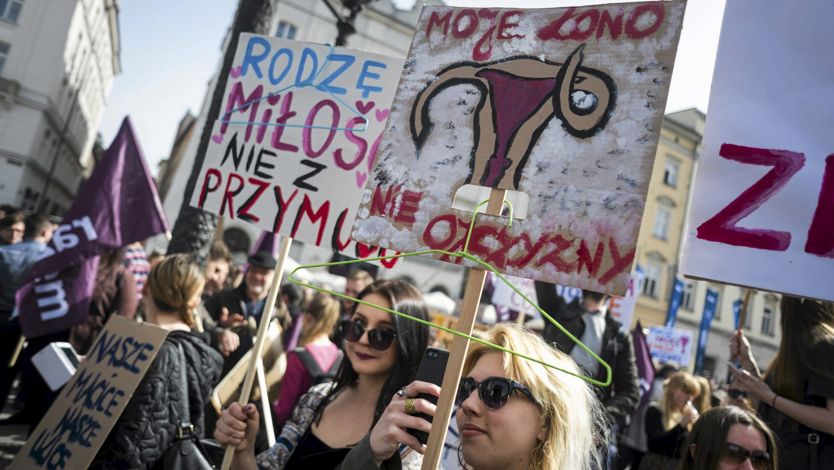 Οι Πολωνές βγαίνουν στους δρόμους ενάντια στην απαγόρευση των αμβλώσεων