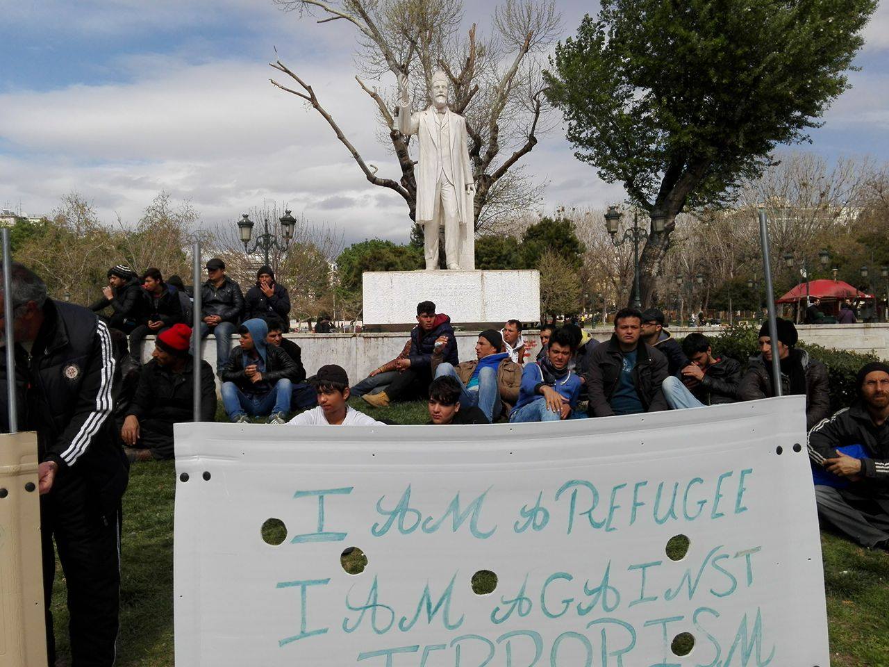Θεσσαλονίκη: Συνεχίζουν τη διαμαρτυρία στο Αγ. Βενιζέλου οι πρόσφυγες