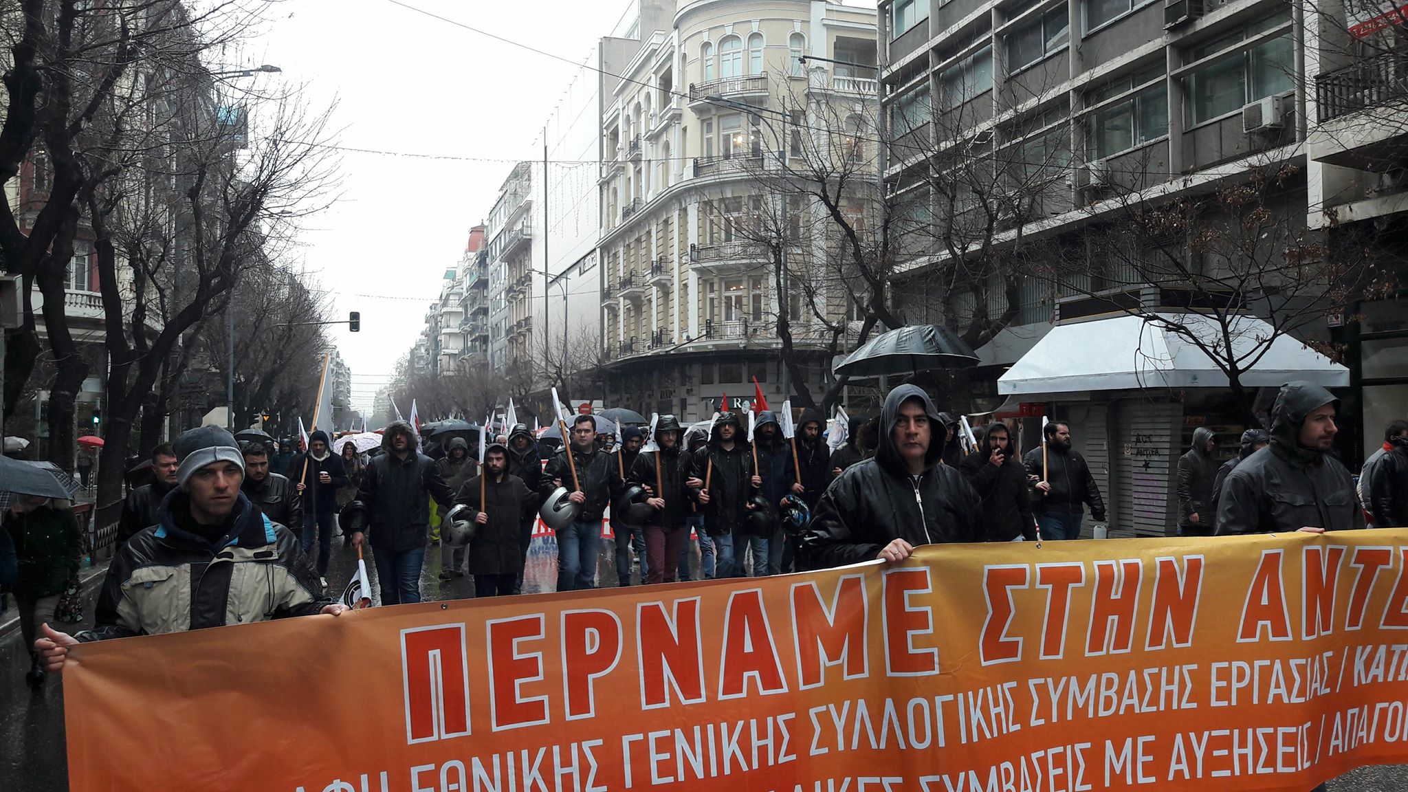 Ένταση έξω από την Βουλή-Απεργιακές κινητοποιήσεις σε Αθήνα και Θεσσαλονίκη για το πολυνομοσχέδιο
