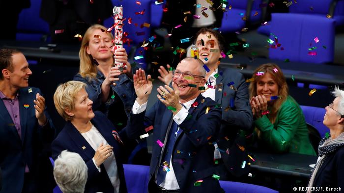 Ναι της γερμανικής βουλής στο «γάμο για όλους» – Η Άγκελα Μέρκελ ψήφισε κατά