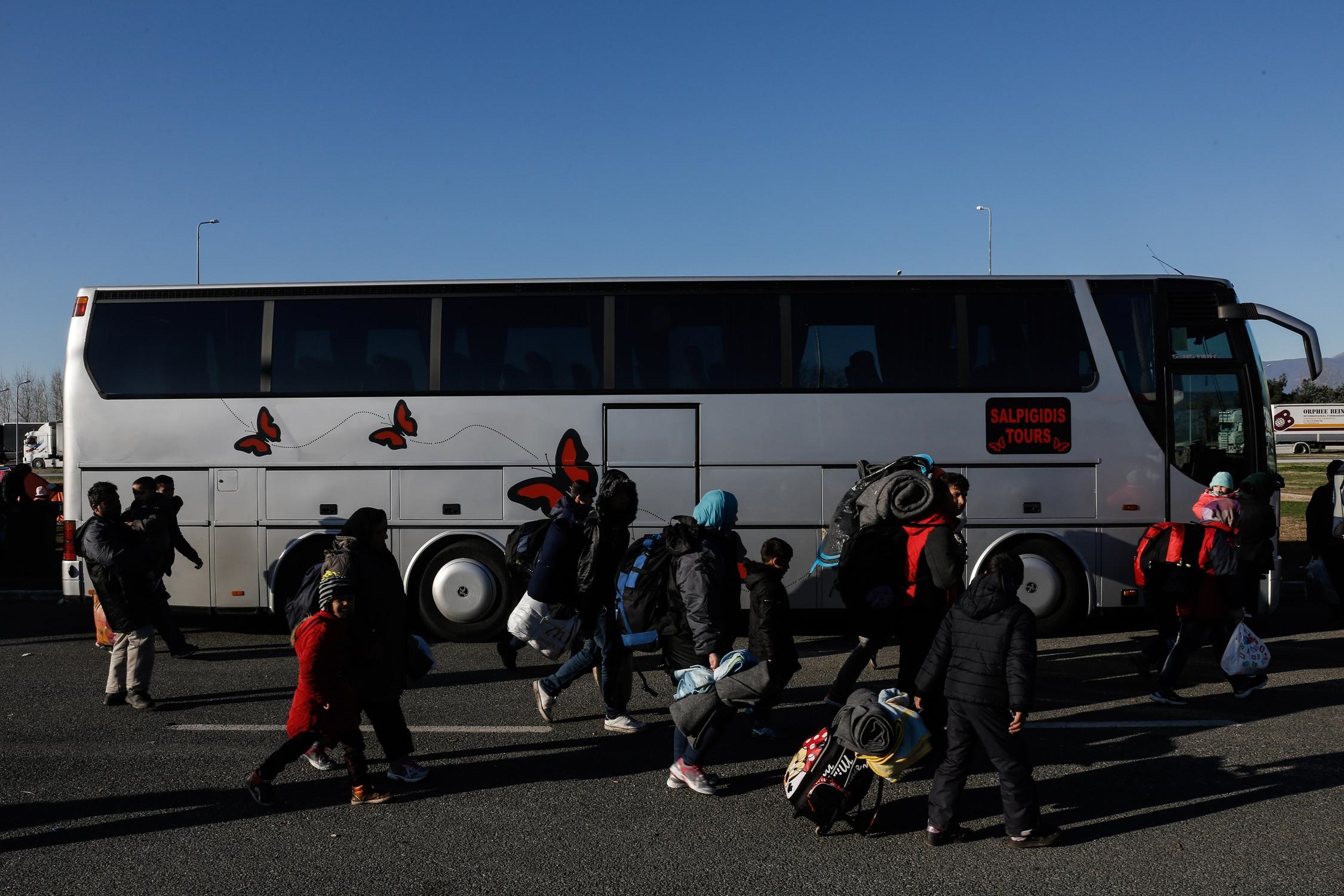 Ειδομένη: Λεωφορεία για τη μεταφορά σε κέντρα φιλοξενίας – Συνεχίζονται οι διαμαρτυρίες