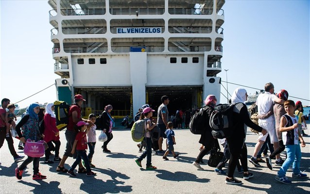 Περισσότεροι από 1.500 πρόσφυγες έφτασαν στον Πειραιά το πρωί της Δευτέρας