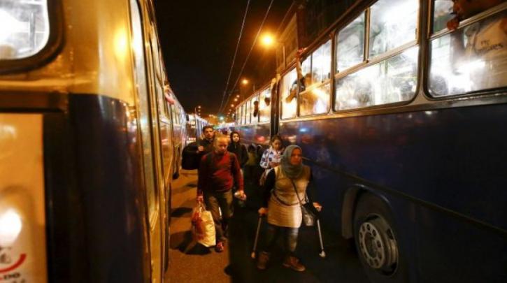 Σύροι πρόσφυγες ζητούν να μεταβούν με λεωφορεία στην Ελλάδα