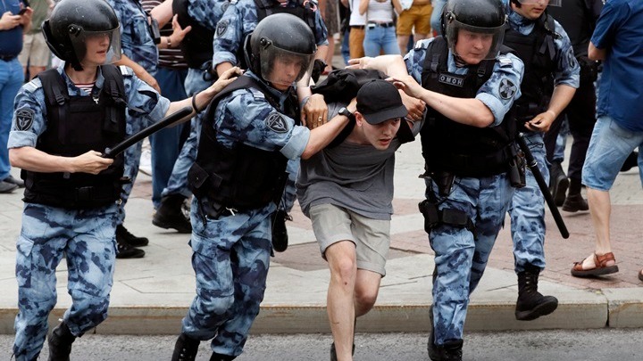 Ρωσία: Πάνω από 400 συλλήψεις στην διάρκεια διαδήλωσης υπέρ του δημοσιογράφου Ιβάν Γκολουνόφ
