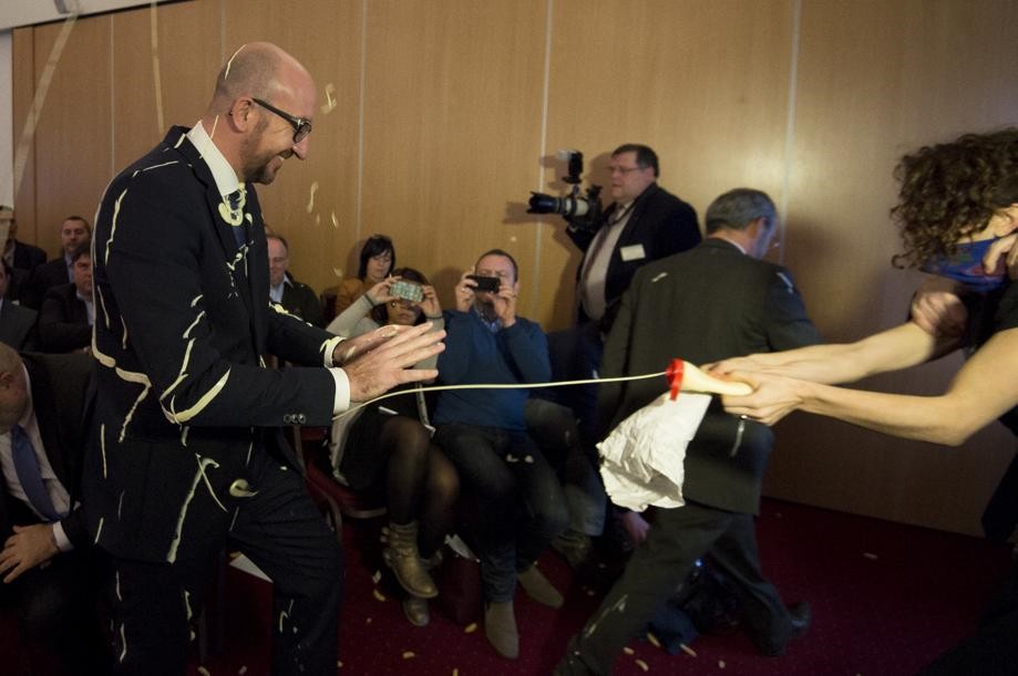 Ακτιβίστριες έλουσαν τον πρωθυπουργό του Βελγίου με τηγανητές πατάτες και μαγιονέζα