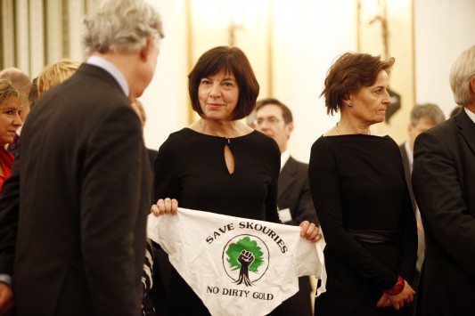 Με πανό “Save Skouries” η Ρεβέκα Χαρμς στο Προεδρικό Μέγαρο