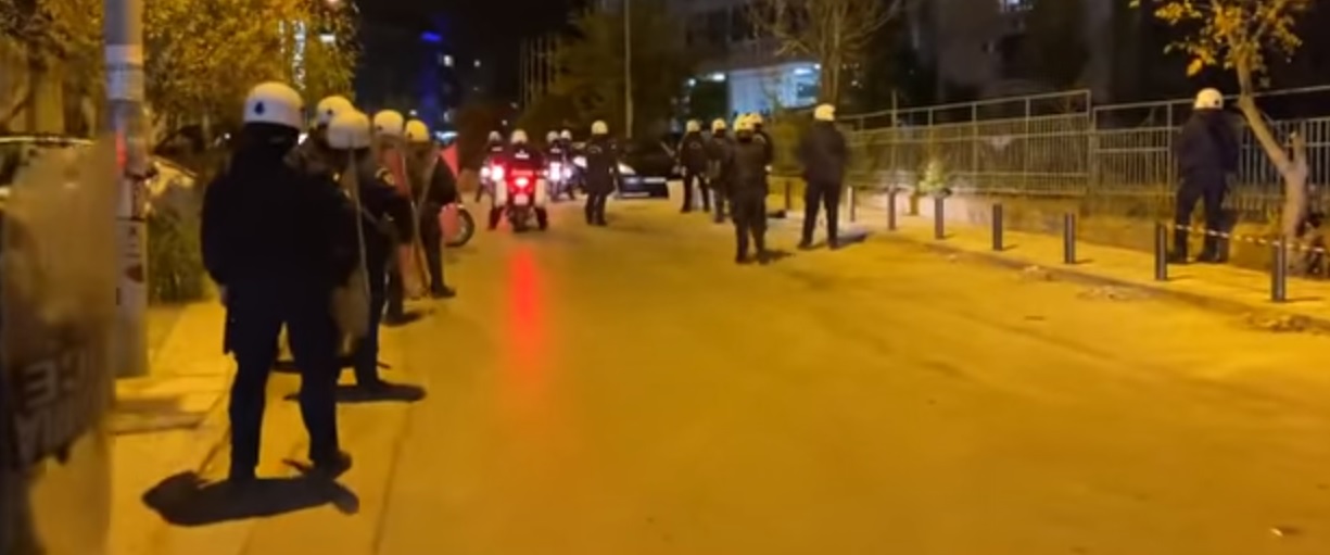 Ισχυρές αστυνομικές δυνάμεις έξω από τις φοιτητικές εστίες Θεσσαλονίκης- Απόπειρα εισβολής καταγγέλλουν φοιτητές