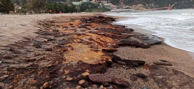 Παρατηρητήριο Μεταλλευτικών Δραστηριοτήτων: Τα τοξικά απόβλητα της παραλίας Στρατωνίου αποκαλύπτονται