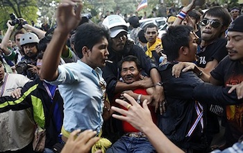 Ταϊλάνδη: Διαδηλωτές εισέβαλαν σε κτίριο της  αστυνομίας που βρισκόταν η πρωθυπουργός