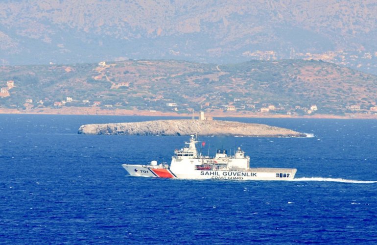 Σκάφος της τουρκικής ακτοφυλακής εμβολίζει λέμβο με πρόσφυγες (βίντεο)