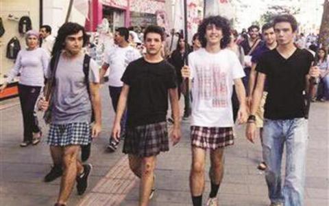 Έβαλαν φούστα οι Τούρκοι μαθητές