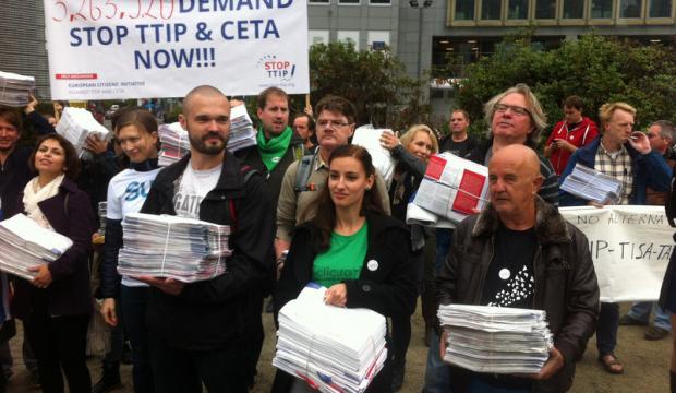 Πάνω από 3 εκατ. υπογραφές κατά της TTIP παραδόθηκαν στην Κομισιόν